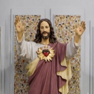 Sacred Heart of Jesus Statue